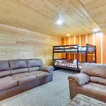 1 Mi To Lake Henry Peaceful Poconos Cabin!