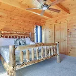 1 Mi To Lake Henry Peaceful Poconos Cabin!