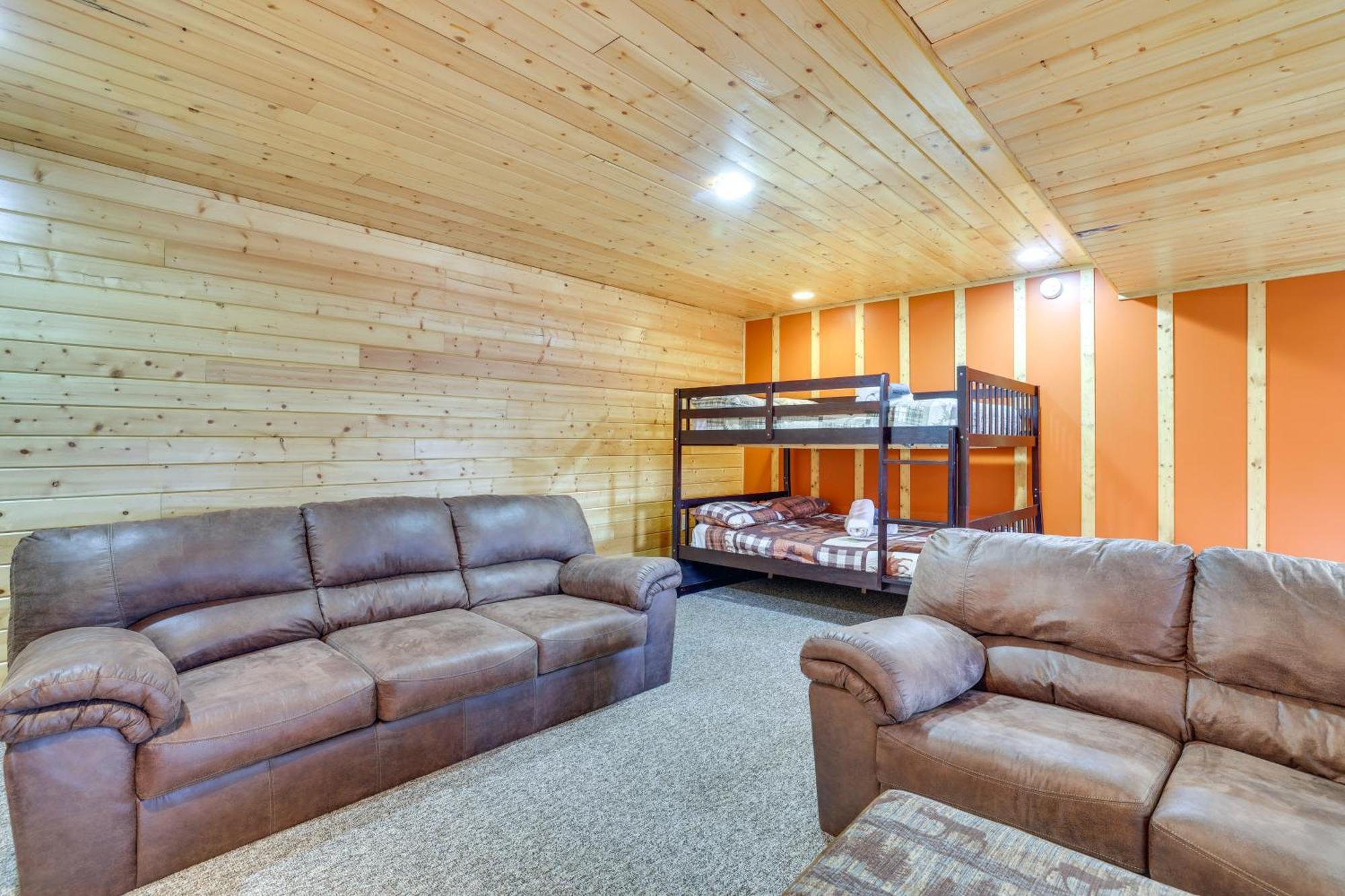 1 Mi To Henry Peaceful Poconos Cabin! Holiday home Lake Ariel