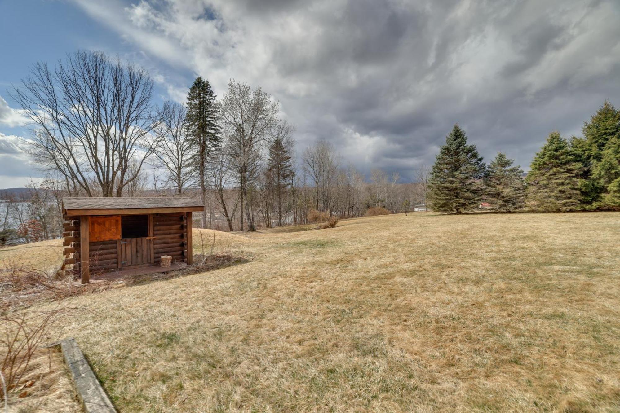 1 Mi To Henry Peaceful Poconos Cabin! Holiday home