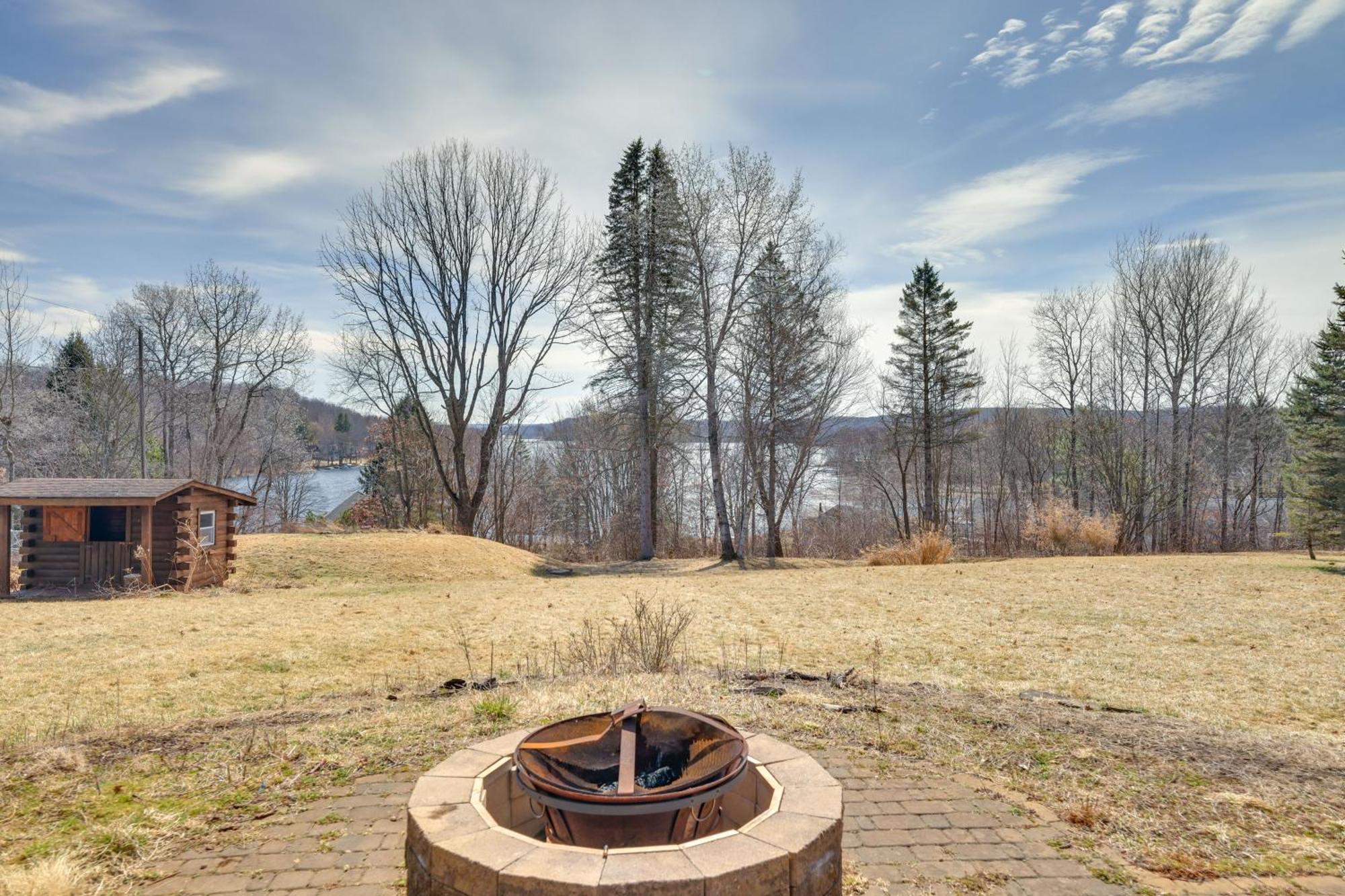 Holiday home 1 Mi To Henry Peaceful Poconos Cabin!