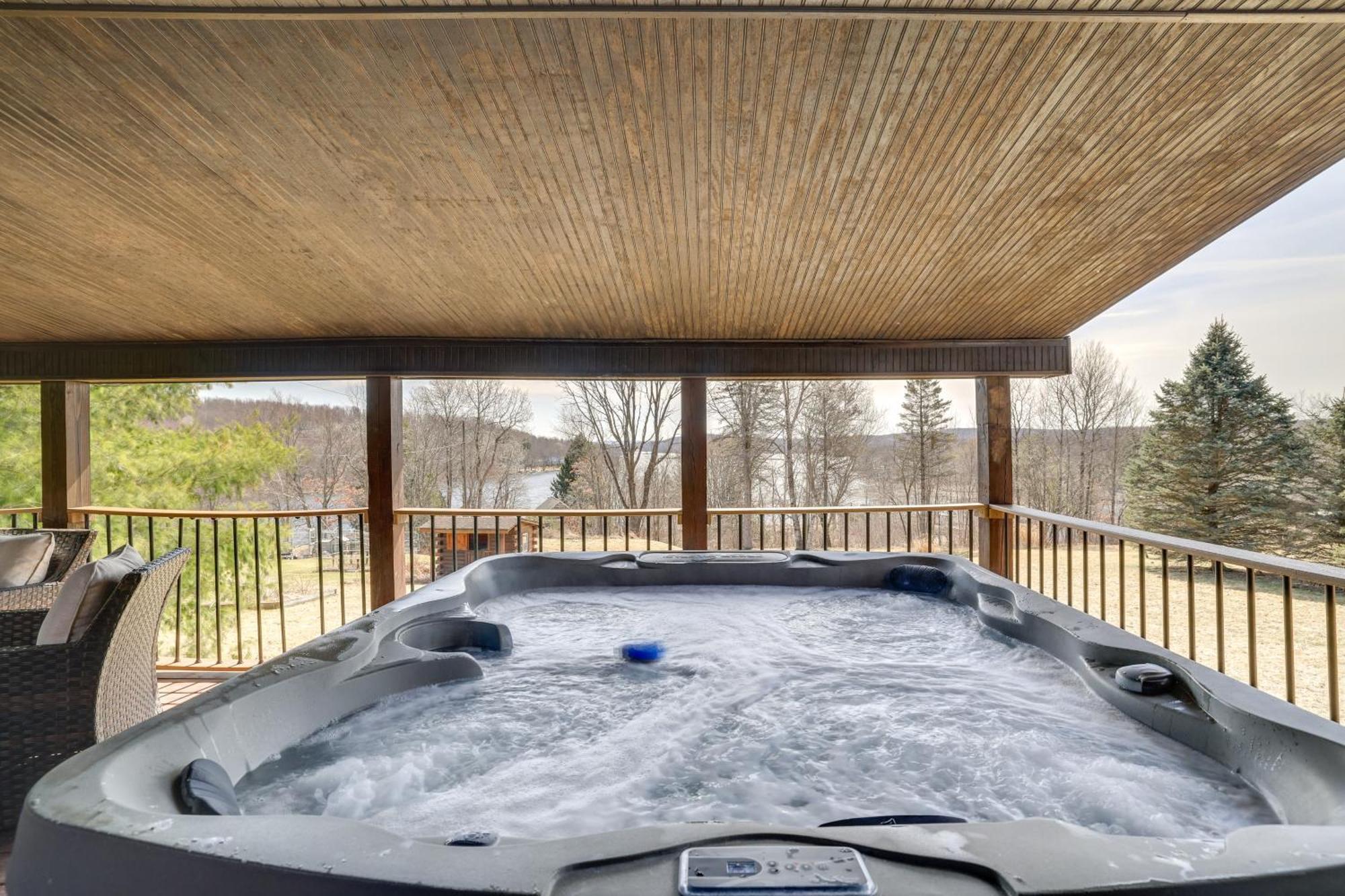 Holiday home 1 Mi To Henry Peaceful Poconos Cabin! *