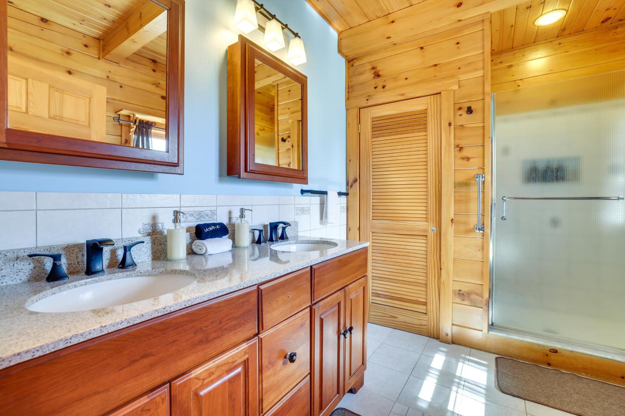 1 Mi To Henry Peaceful Poconos Cabin! Lake Ariel