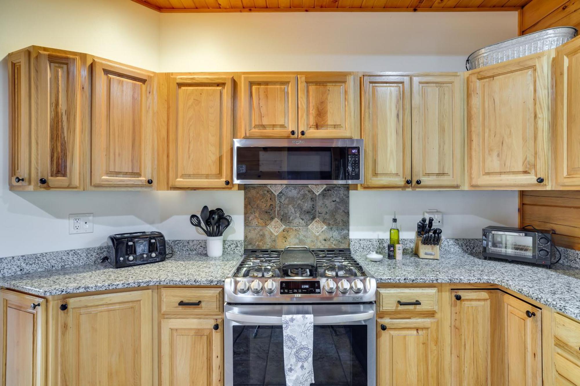1 Mi To Henry Peaceful Poconos Cabin! Holiday home Lake Ariel