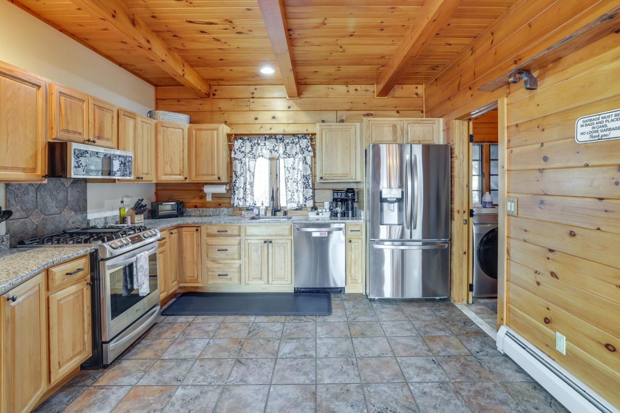 Holiday home 1 Mi To Henry Peaceful Poconos Cabin!